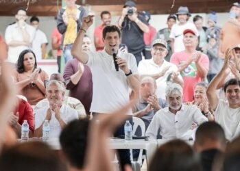 Em visita à Pedra, João Campos promete retomar projeto de pavimentação da PE-244 e ouve demandas da bacia leiteira