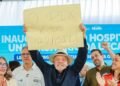 Com cartaz do Pix, Lula critica tarifa anunciada pelos Estados Unidos e cobra conversa com Trump