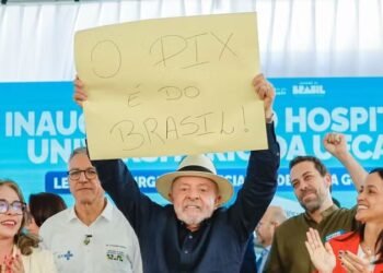 Com cartaz do Pix, Lula critica tarifa anunciada pelos Estados Unidos e cobra conversa com Trump