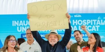Com cartaz do Pix, Lula critica tarifa anunciada pelos Estados Unidos e cobra conversa com Trump