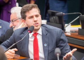 TRE nega cautelar do PSD que pedia retirada de outdoors de Pedro Campos sobre licença-paternidade