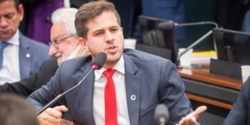 TRE nega cautelar do PSD que pedia retirada de outdoors de Pedro Campos sobre licença-paternidade