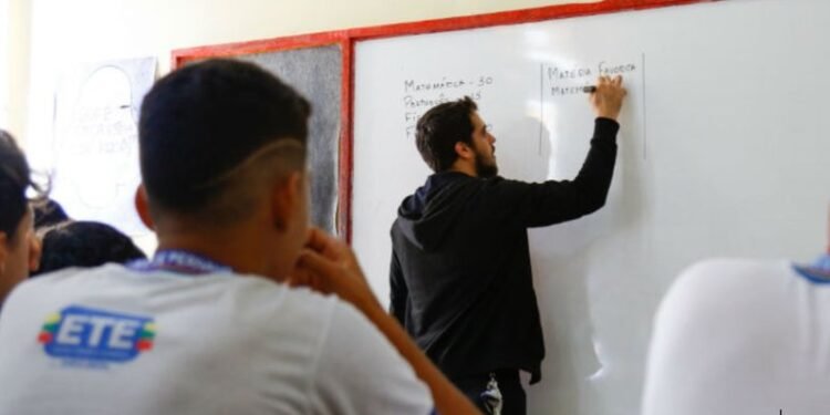 Estado de Pernambuco anuncia inscrições para supletivo e nomeia mais 139 profissionais para educação