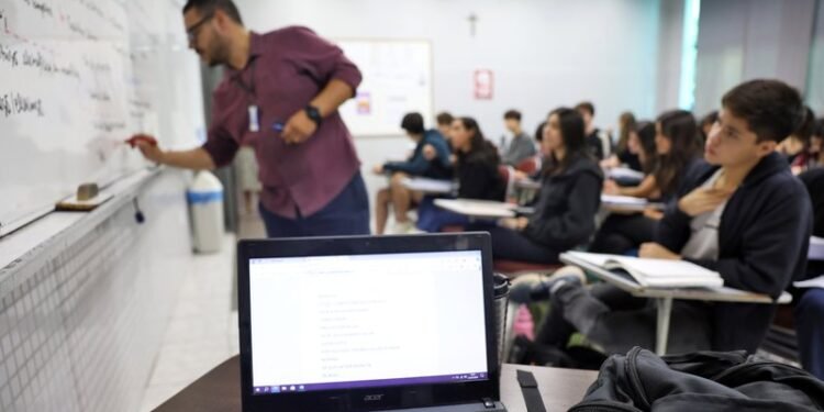 Pernambuco nomeia mais 402 professores, com 20 profissionais para atendimento a pessoas com deficiência