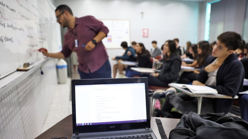 Pernambuco nomeia mais 402 professores, com 20 profissionais para atendimento a pessoas com deficiência