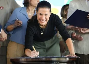 Raquel Lyra autoriza 388 auxílios-moradias a famílias de ocupações que vão receber habitacionais em Recife e Paulista