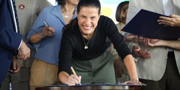 Raquel Lyra autoriza 388 auxílios-moradias a famílias de ocupações que vão receber habitacionais em Recife e Paulista