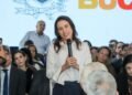 de maneira pessoal, preconceituosa, misógina