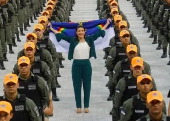 Raquel Lyra entrega 40 novos ônibus na RMR e comanda formatura de oficiais na PMPE