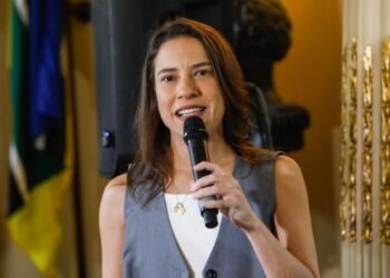 Raquel Lyra nega irregularidades e rebate críticas sobre uso de avião oficial: “cortina de fumaça”