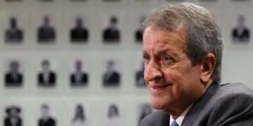 Valdemar Costa Neto antecipa retorno ao Brasil dos EUA para tentar conter crise entre Michelle e Flávio Bolsonaro