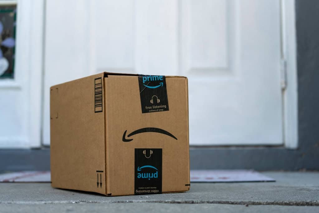 Caixa da Amazon com o logo da empresa virado para baixo