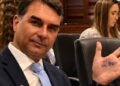 Governo do Brasil critica ida de Flávio Bolsonaro aos EUA e chama senador de “traidor da pátria”