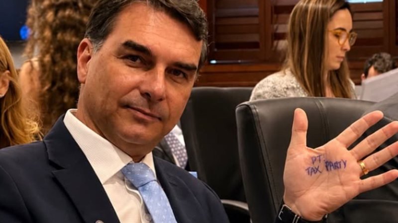 Governo do Brasil critica ida de Flávio Bolsonaro aos EUA e chama senador de “traidor da pátria”