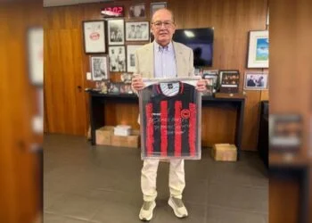 Gilmar Mendes recebe camisas de Íbis e volta a chamar atenção para relação com a CBF