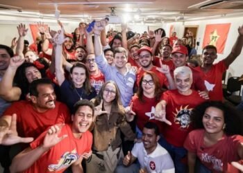João Campos faz aproximação com juventude do PT e firma compromissos com entregadores de aplicativo