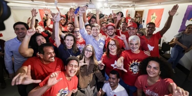 João Campos faz aproximação com juventude do PT e firma compromissos com entregadores de aplicativo