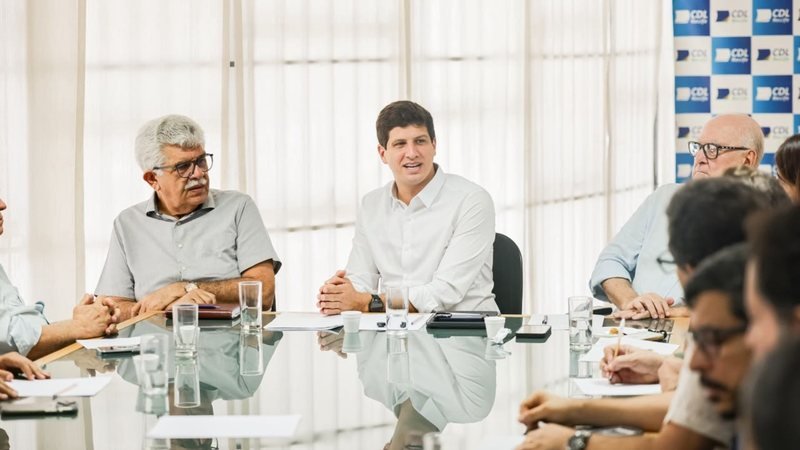 João Campos defende maior atuação do Estado na requalificação do Centro do Recife durante encontro com empresários