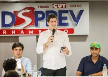 João Campos assina carta-compromisso com motoristas por aplicativo e assume propostas para a categoria