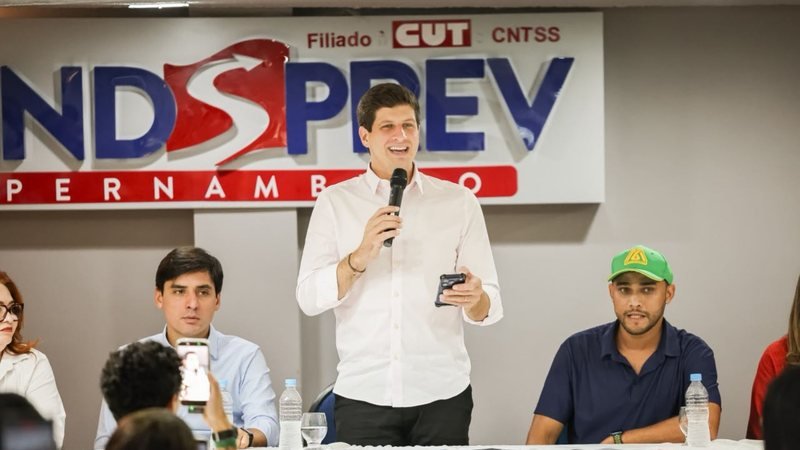 João Campos assina carta-compromisso com motoristas por aplicativo e assume propostas para a categoria