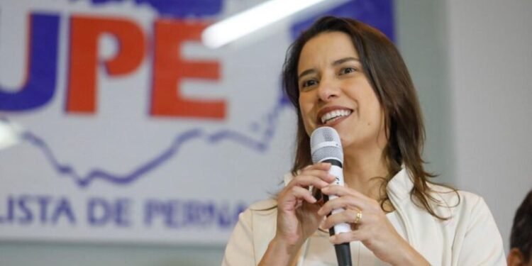 Pernambuco homologa resultado de concurso público para UPE e nomeia novos analistas para educação