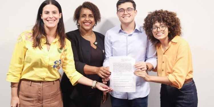 Victor Marques firma apoio a cursinho popular do Recife para oferecer bolsas de R$ 200 a alunos