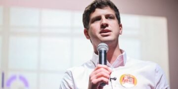 João Campos defende estratégia de Lula e prevê confronto com Flávio