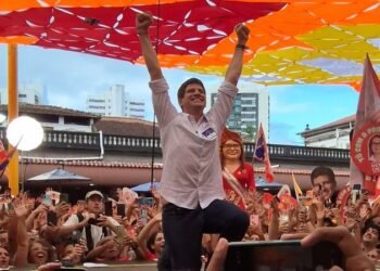 Com foco em legado e críticas a Raquel, João Campos oficializa candidatura em convenção ao PSB