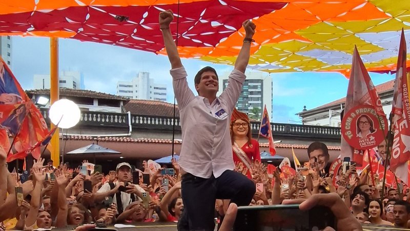 Com foco em legado e críticas a Raquel, João Campos oficializa candidatura em convenção ao PSB