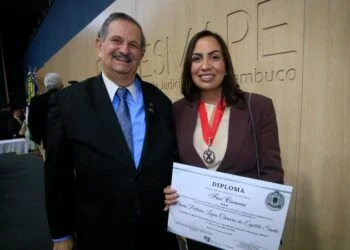 Diana Câmara recebe Medalha Frei Caneca do TRE-PE