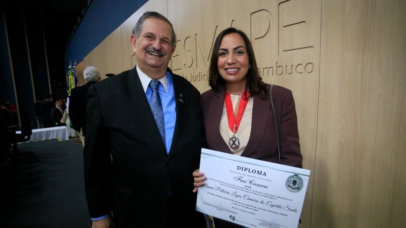 Diana Câmara recebe Medalha Frei Caneca do TRE-PE
