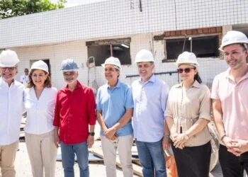 Em palanques opostos, Eduardo da Fonte e Humberto Costa visitam obras de hospital em Ipojuca