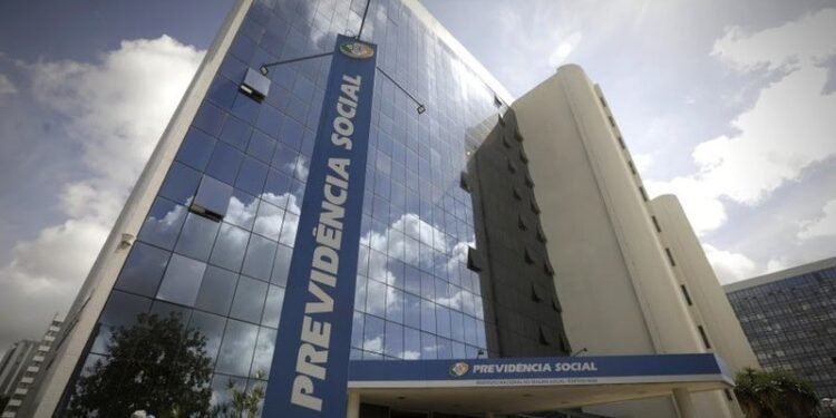 Fila do INSS cai 55% em PE e tempo de espera por perícia chega a 26 dias