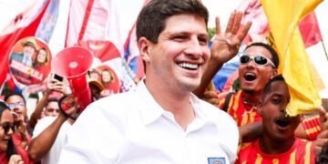 João Campos diz ser alvo de estrutura de ataques e atribui ofensivas à extrema-direita