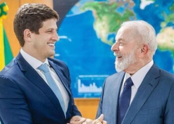 Lula faz gesto a João Campos ao afirmar que socialista poderá ser um dos líderes da esquerda no futuro