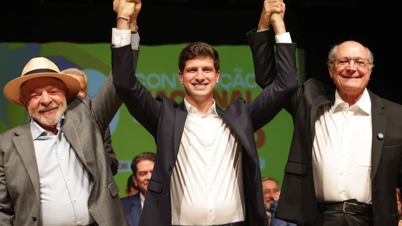 “Quem vai conduzir a sucessão é Lula”, diz João Campos após aceno do presidente