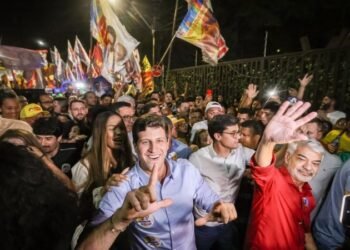 João Campos diz que governo não pode “ficar reclamando” e promete obras em Pernambuco