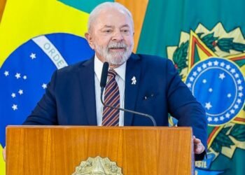 Lula abre seis pontos sobre Flávio Bolsonaro no 1º turno e lidera por 47% a 43% no 2º turno