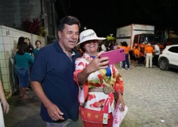 Mendonça Filho participa de caminhada com Raquel Lyra e declara voto na governadora