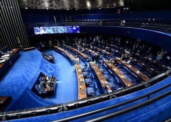 Senado começa a analisar PEC que prevê fim da escala 6×1