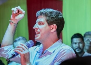 Campanha de João Campos entra na Justiça após vídeo de pessoas colando cartazes ofensivos