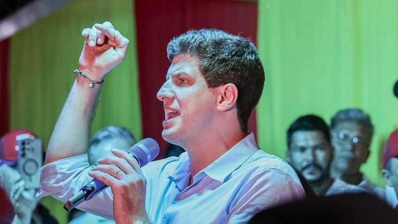 Campanha de João Campos entra na Justiça após vídeo de pessoas colando cartazes ofensivos