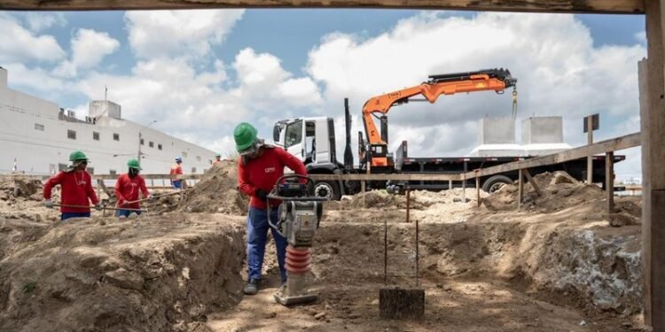 Raquel Lyra vistoria R$ 114 mi em obras de educação e segurança no Agreste