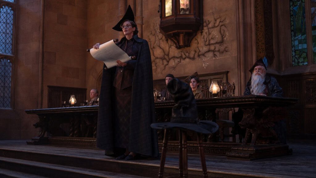 Janet McTeer e John Lithgow em cena ambientada em Hogwarts na série Harry Potter
