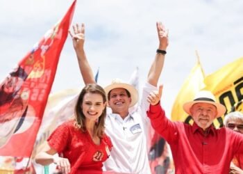 Ao lado de Lula, João Campos promete concluir Transnordestina e combater racionamento de água