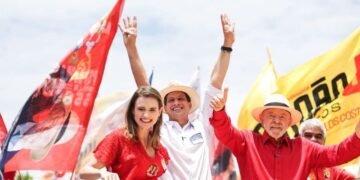 Ao lado de Lula, João Campos promete concluir Transnordestina e combater racionamento de água