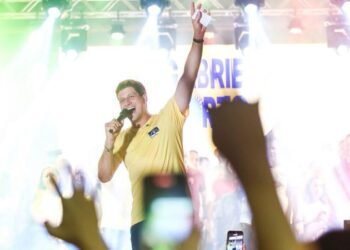 João Campos apresenta plano de investimentos para Cupira e região durante caminhada