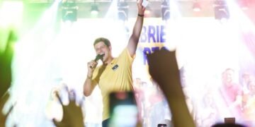 João Campos apresenta plano de investimentos para Cupira e região durante caminhada
