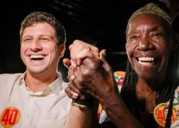 João Campos faz carreata por três cidades do Litoral Norte e promete investimentos para área