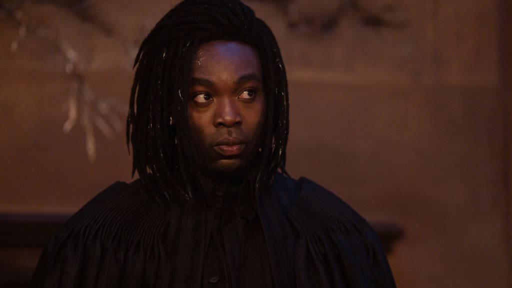 Paapa Essiedu como Severo Snape em cena da série Harry Potter e a Pedra Filosofal